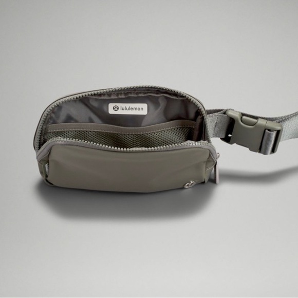 NWT Lululemon Everywhere Belt Bag Gray Sage - Picture 3 of 8
